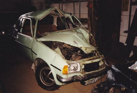Uwe Lockstädt aus Aligse musste aus diesem mindgrünen Opel Ascona von der Feuerwehr heraus geschnitten werden