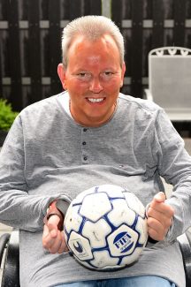 Uwe Lockstädt mit dem Original Spielball vom Benefizspiel 1988