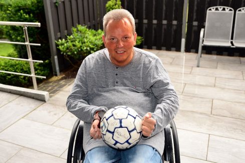 Uwe Lockstädt aus seiner Terrasse mit dem Original Spielball vom Benefizspiel1988