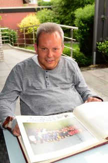 Uwe Lockstädt mit Fotoalbum vom Benefizspiel
