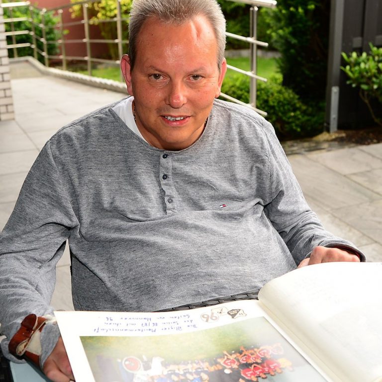 Uwe Lockstädt mit Fotoalbum vom Benefizspiel